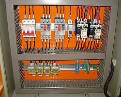 Montagem de painel comando elétrico Montagem de painel comando elétrico