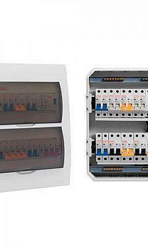 Quadro de distribuição de energia montado
